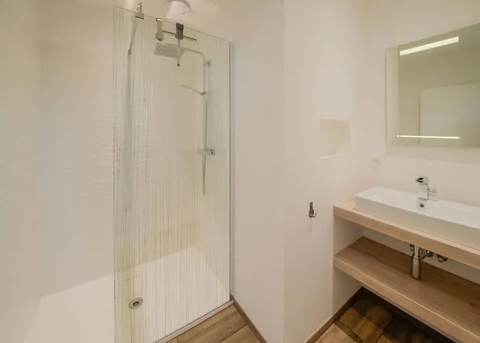 In Vise Near Town * Richelle